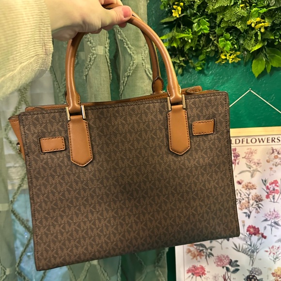 Satchel/Crossbody - Picture 2 of 5